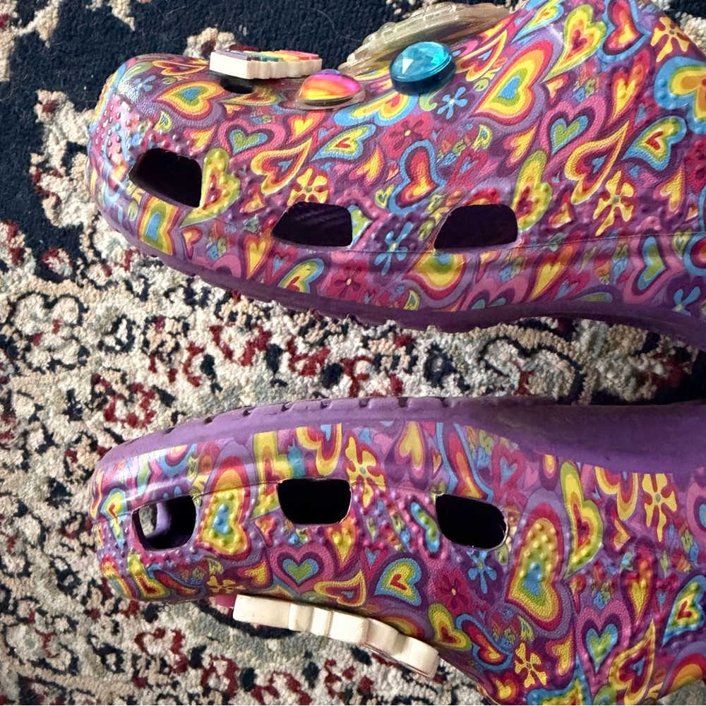 Crocs x Lisa Frank rainbow groovy heart bejeweled slide croc jibbitz - Picture 9 of 12